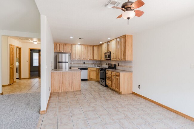 Foto del edificio - Spacious 4 Bedroom 2 Bath Home near Shopping
