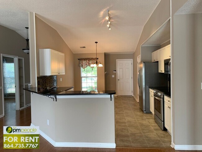 Foto del edificio - Comfortable 3/2 with Large Bonus Room in M...