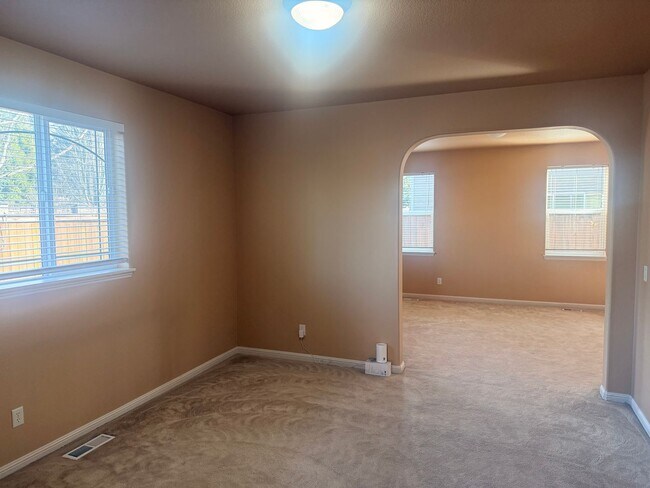 Foto del edificio - Stunning 4 BD | 2.5 BA Single Family Home | Corner Lot in Gables Crossing | Excellent Location In...