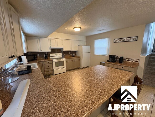 Building Photo - 4620 S Louise Ave