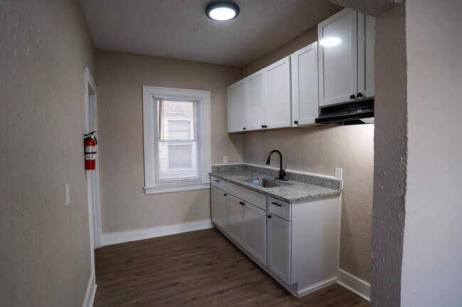 Foto del edificio - This beautifully updated 5-bedroom, 1-bath single-family home is ready for move-in!