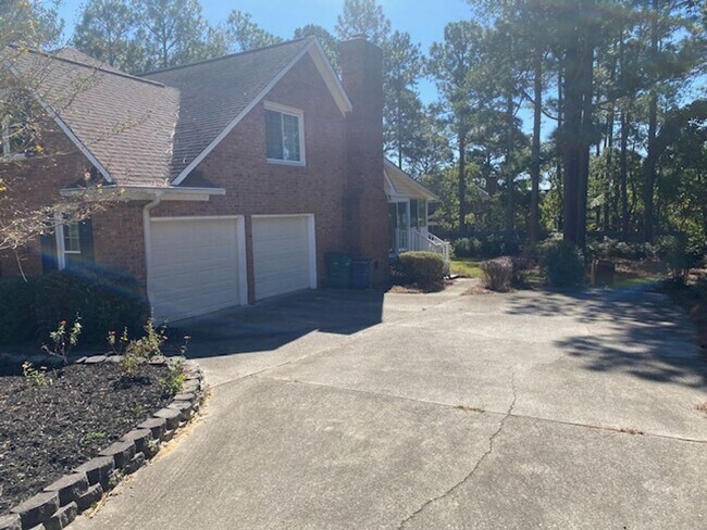 Foto del edificio - Gorgeous 5 Bedroom 3 Bathroom Brick Home in Woodside Plantation!
