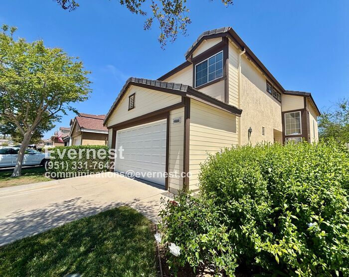 Foto principal - 3-Bedroom, 2.5-Bathroom Home with Modern A...