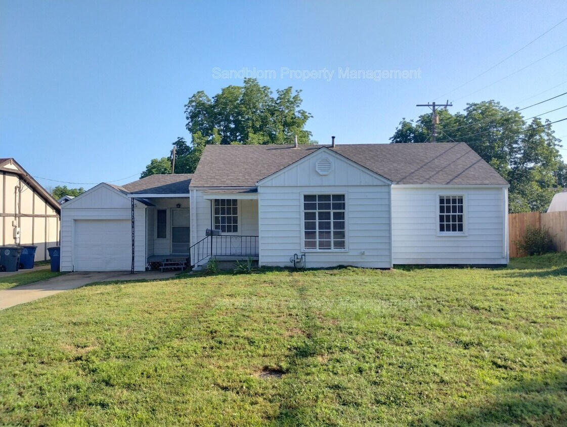 Primary Photo - FOR LEASE | Tulsa | $1000 Rent | 2 Bed, 1 ...