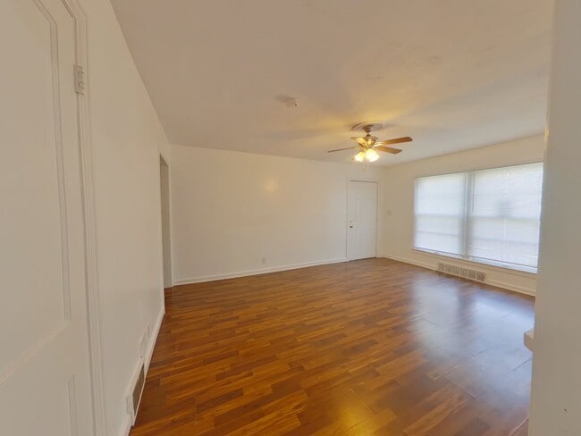 Building Photo - 827 S Crestway St