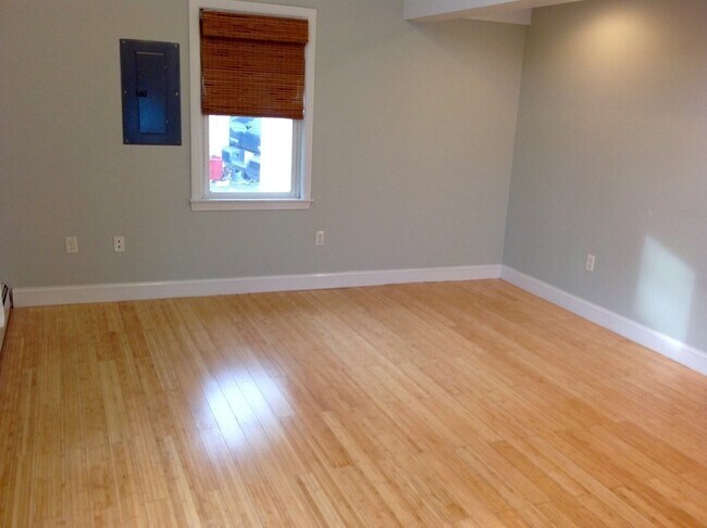 Building Photo - 29B Moore Ave