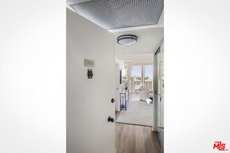 Building Photo - 4455 Los Feliz Blvd