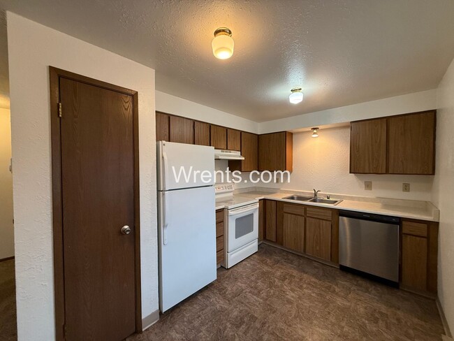 Building Photo - 28-30 E. Courtland