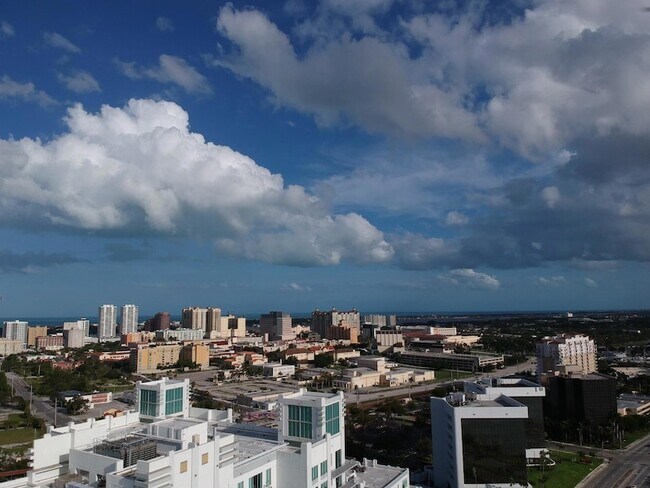 Foto del edificio - 300 S Australian Ave