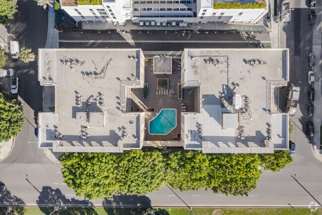 Foto aérea - Burton Plaza..Gorgeous Newly Remodeled Studio..Prime Location!