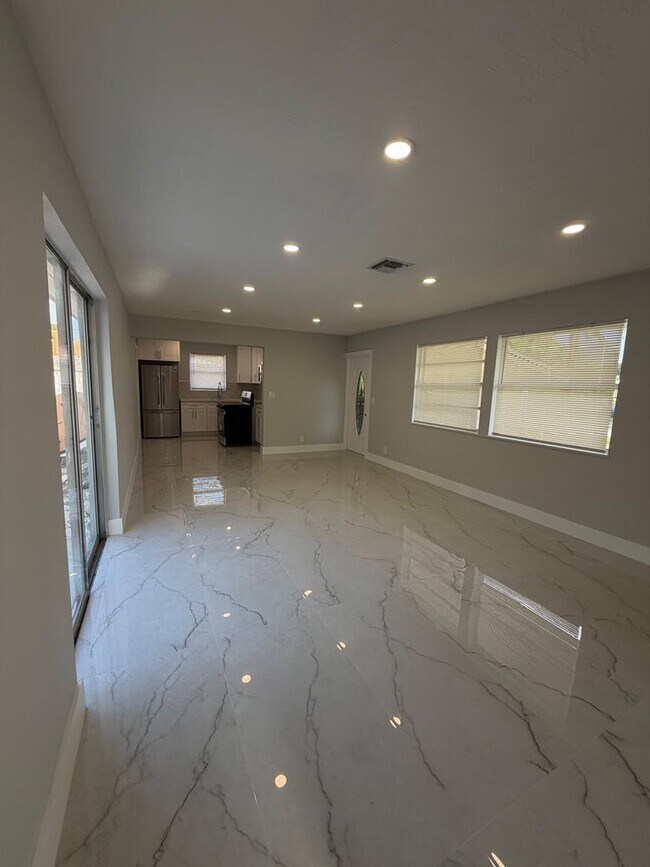 Foto del edificio - 920 NE 50th St