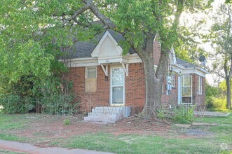 Building Photo - 2901 N Fonshill Ave