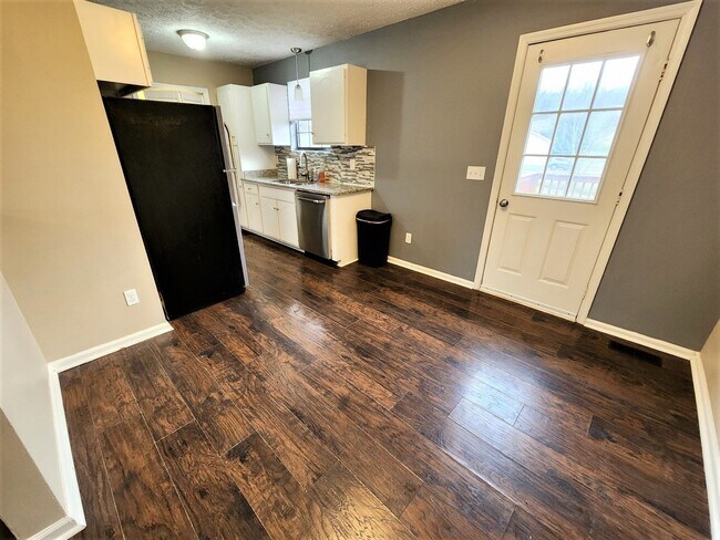 Building Photo - Nicely remodeled 3BR/2BA house just 15 min...