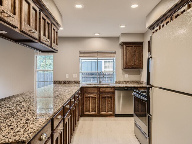 Foto del edificio - Evolve Real Estate: Ranch Style 3 Bedroom Home Available Immediately. Finished Basement and Lush ...