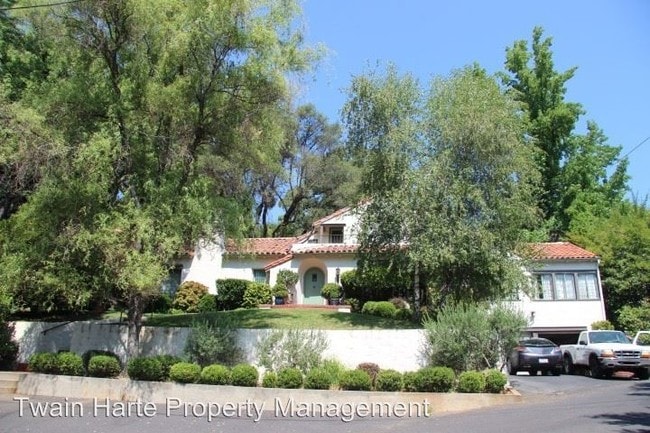 Building Photo - 306 Hillcrest Dr