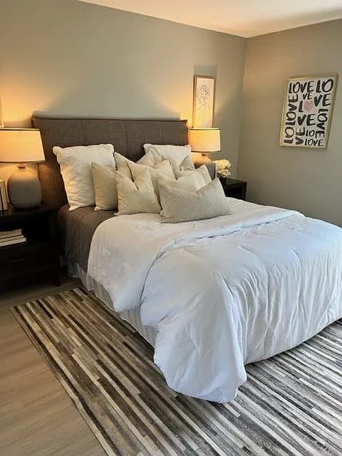 Building Photo - You don't want to miss this gorgeous unit.