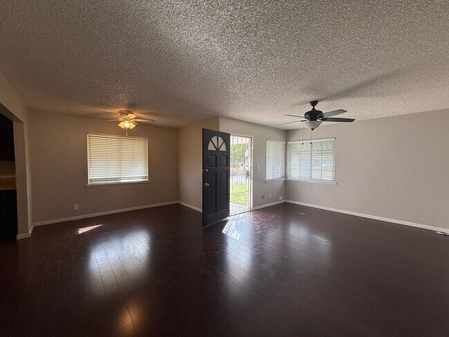 Building Photo - NewB AV T 1149