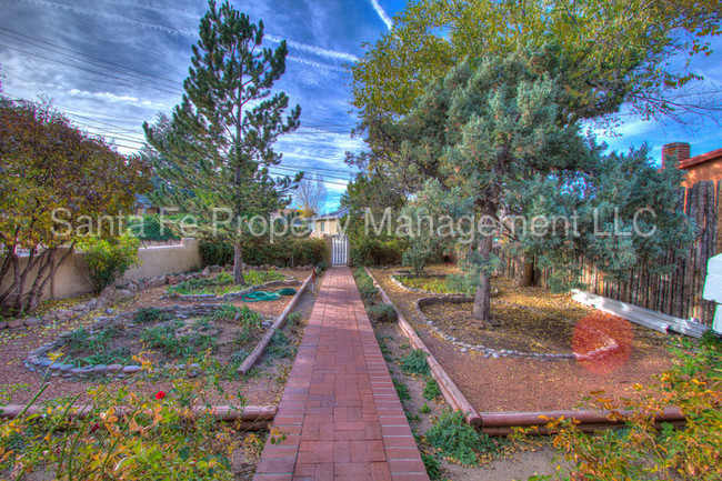 Building Photo - 549 Agua Fria St