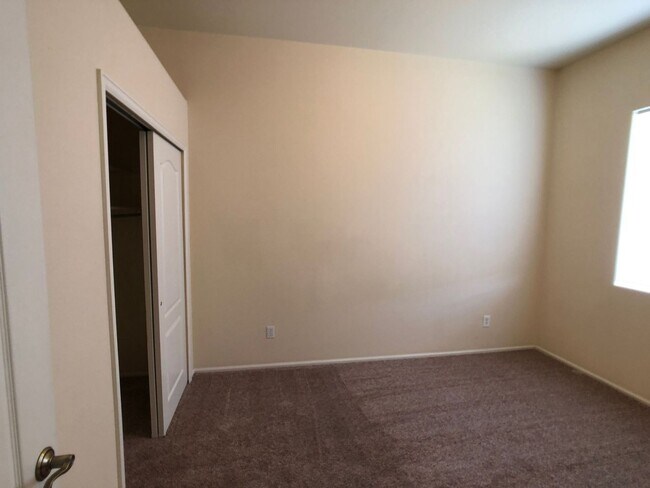 Foto del edificio - Well-Maintained 3-Bedroom Townhome with 2-Car Garage in Desirable Location!