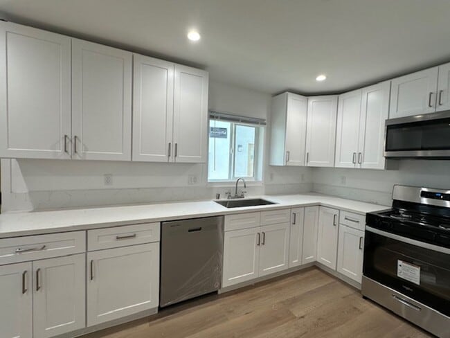 Foto del edificio - Completely remodeled and located on a quie...