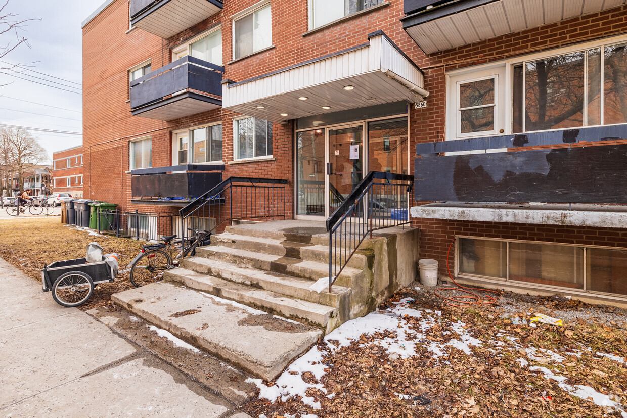 Building Photo - 5860 Av Des Érables