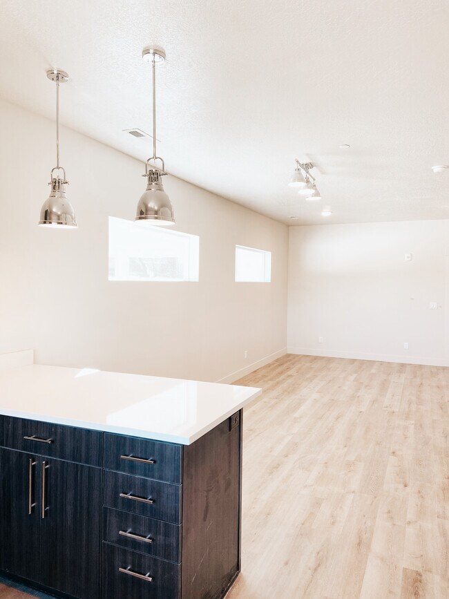 Foto del edificio - 2858 Kiesel Ave