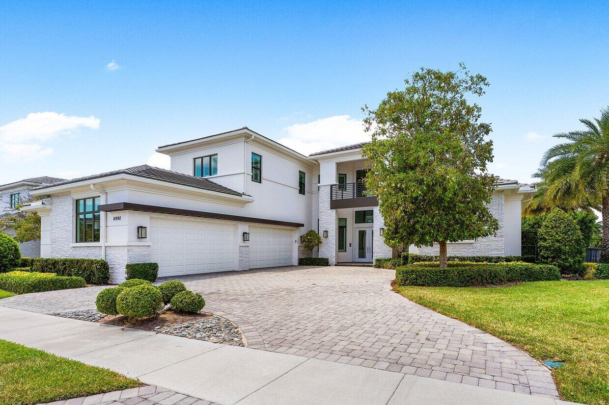 Foto principal - 6990 NW 27th Ave