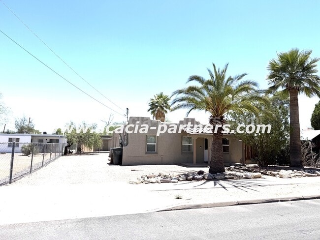 Building Photo - 2 Bedroom home on a large lot
