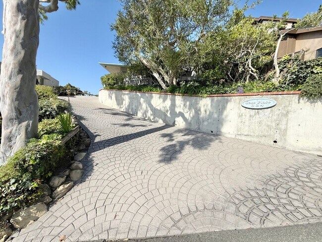Foto del edificio - Gorgeous Laguna Beach Property with Ocean Views