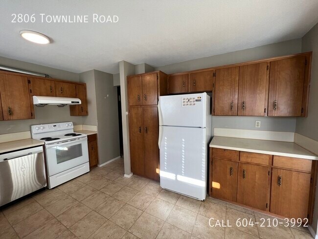 Photo du bâtiment - Large Full Home with Two Kitchens