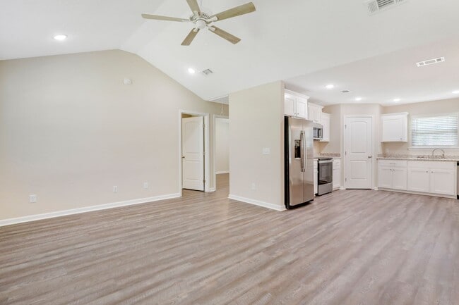 Building Photo - JESUP HOME FOR RENT!!