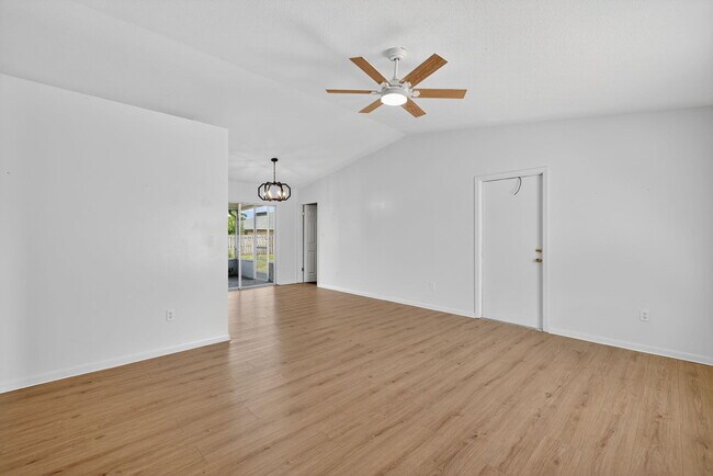 Building Photo - 561 SE Karrigan Terrace