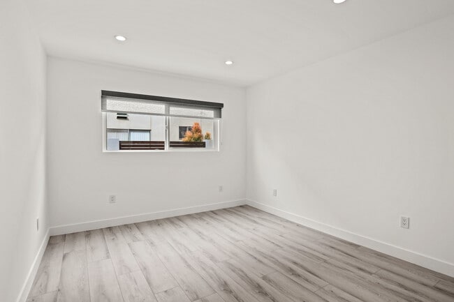 UNIT 2 - available on 5/10 - 2034 Garth Avenue