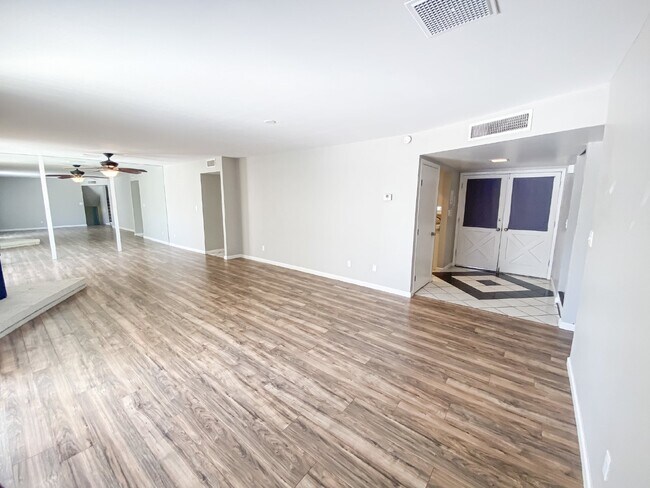 Building Photo - 1519 E Laguna Dr