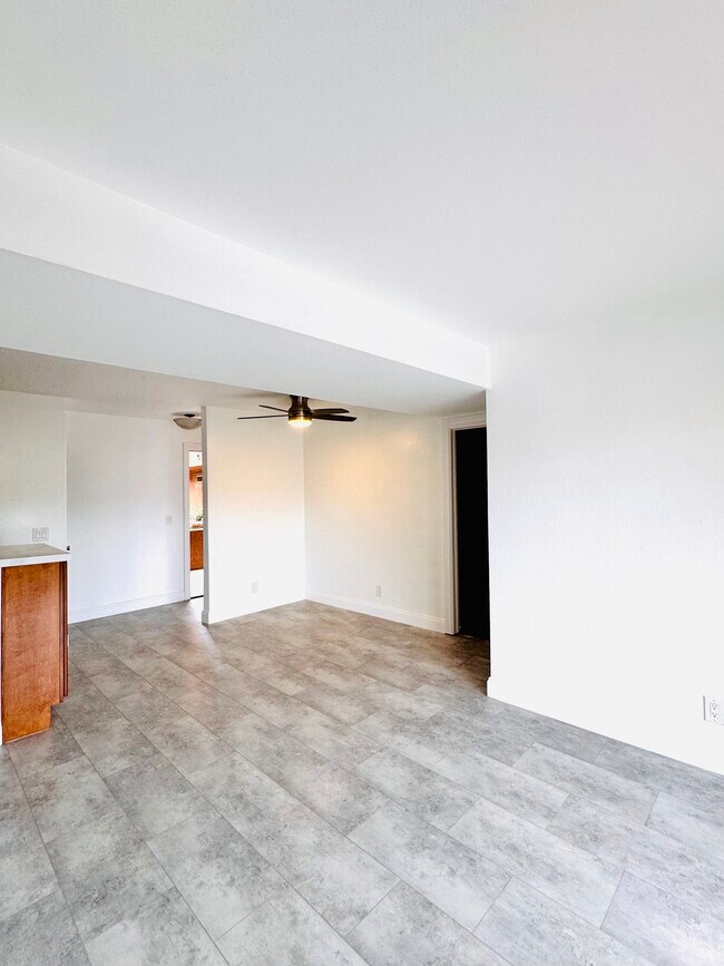 Vista de la puerta principal desde la sala de estar. - 2507 E 15th St