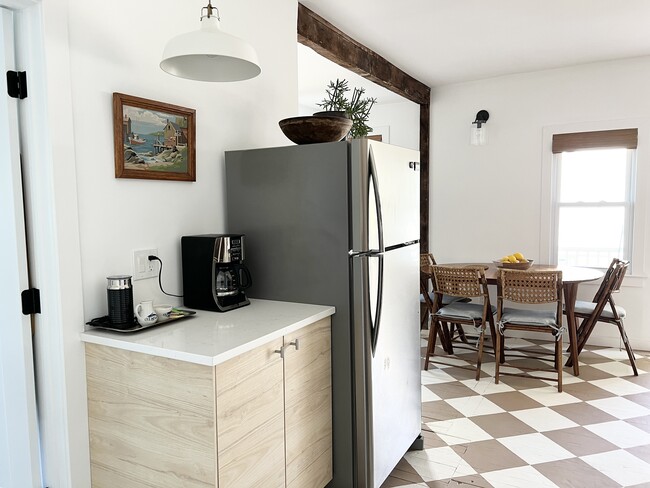 Refrigerador de acero inoxidable y mesa de comedor con capacidad para 4 personas cómodamente. - 92 Navesink Ave