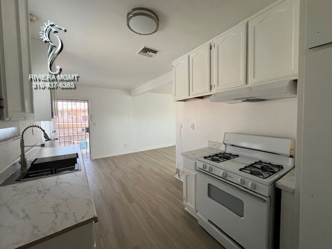 Building Photo - 242