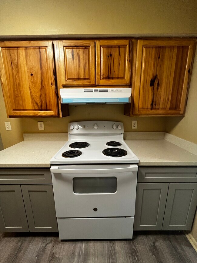 Building Photo - 948 E Monterey Ct