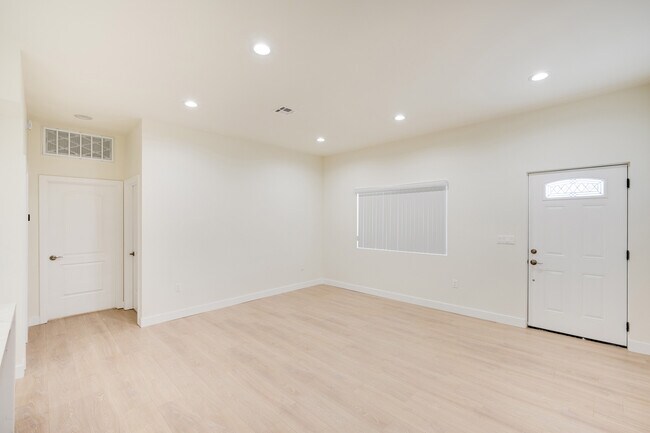Foto del edificio - 7837 Wilkinson Ave