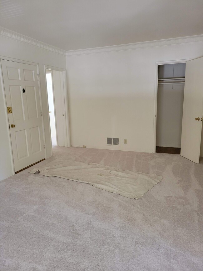 Living room - 422 N Maple Dr
