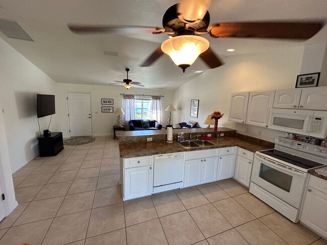 Foto del edificio - Triplex unit for rent-Fully furnished