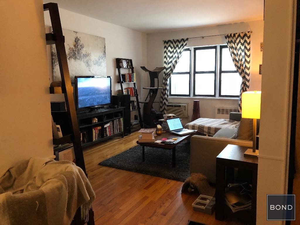 Foto principal - 354 E 83rd St
