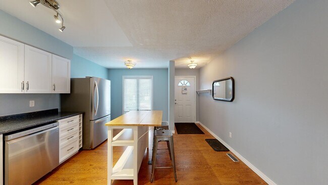 Building Photo - LOVELY  THREE BEDROOM TOWNHOME IN QUIET EN...