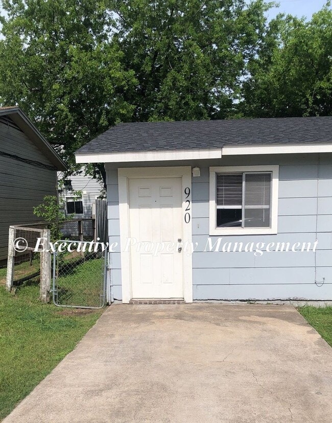 Building Photo - 918-920 JR Ct