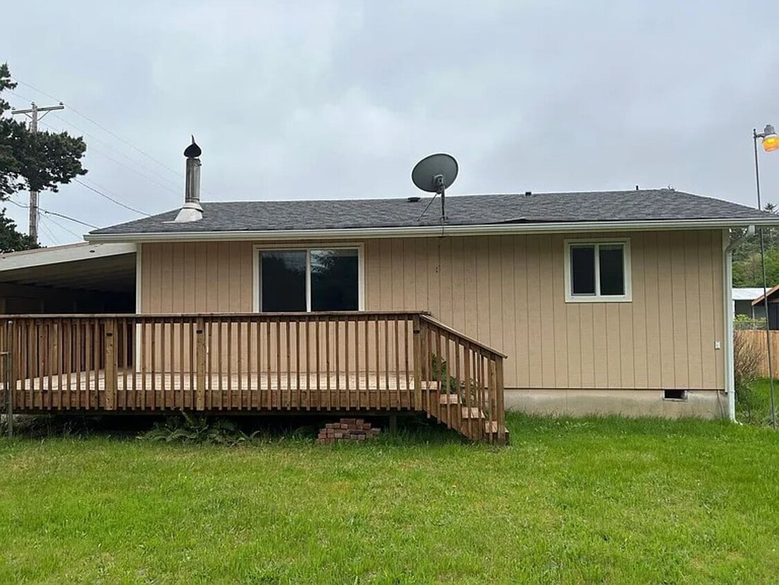 Primary Photo - Fenced corner lot centrally located 2 bedroom 1 bath House