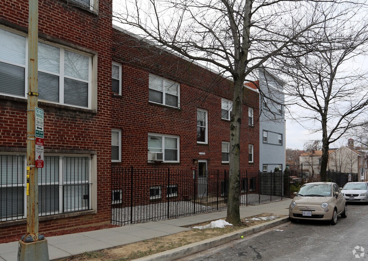 Foto del edificio - 754 Girard St NW