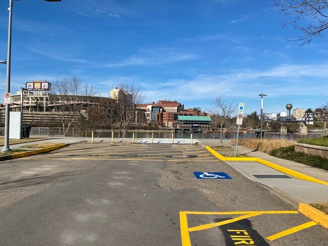 Foto del edificio - 445 W Blount Ave