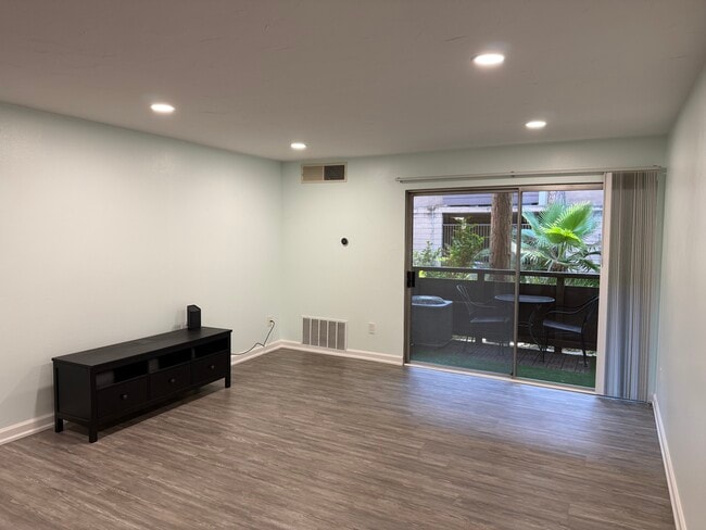 Building Photo - 1615 Hotel Cir S
