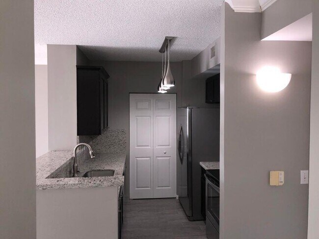 Building Photo - 720 S Sapodilla Ave