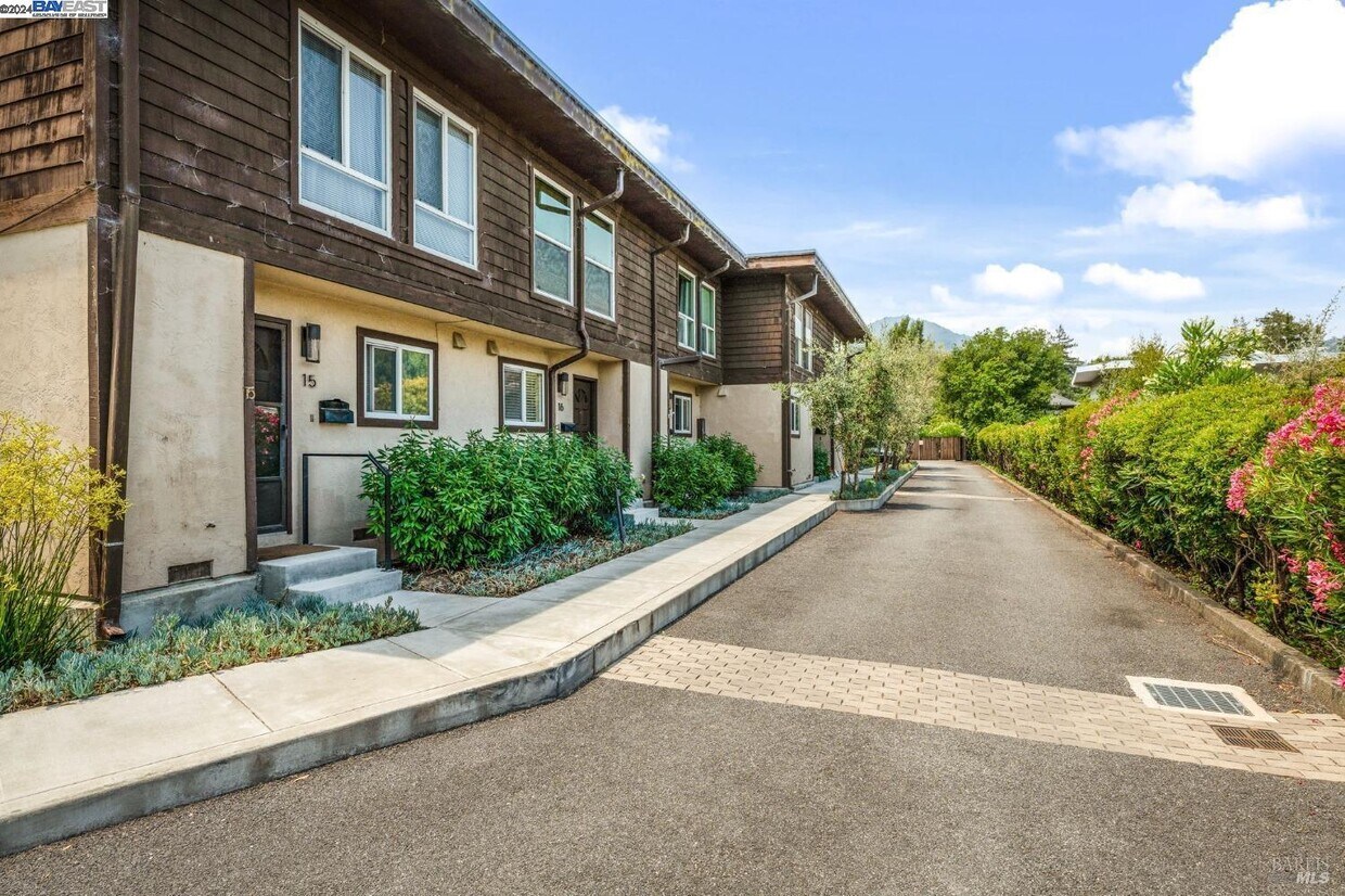 19 Pixley Ave Unit 17, Corte Madera, CA 94925 Room for Rent in Corte